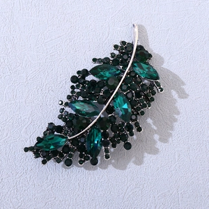 Elegante spilla a foglia argentata con cristalli verdi e strass scintillanti