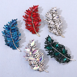 Eleganti spille a forma di foglia con strass colorati in cinque vivaci colori assortiti