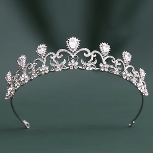 Détail de la couronne de mariée argentée avec cristaux en poire et zircons