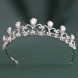 Diadème de mariée baroque argenté avec zircon taille poire et motifs de filigrane