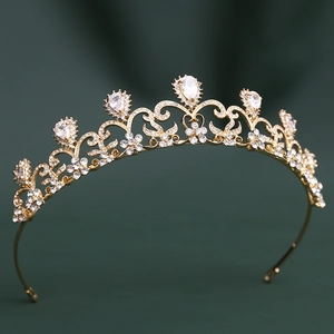 Vue détaillée d'une couronne baroque dorée avec zircons et cristaux en forme de goutte