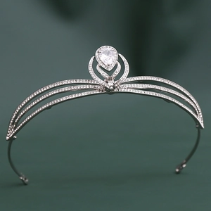 Détail macro d'une couronne de mariée argentée avec zircon en poire et courbes élégantes
