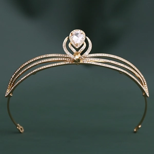 Détail d'une couronne de mariée dorée avec zircons AAA et pierre centrale en goutte