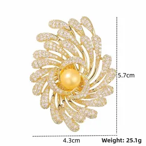 Détail macro de la broche vintage de luxe avec perles et zircons mesurant 5,7x4,3cm