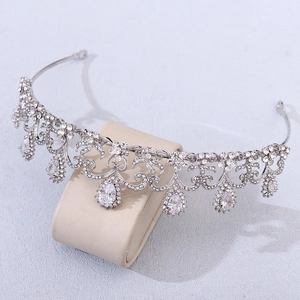 Détail de la couronne baroque argentée avec zircon en forme de poire et filigrane ciselé