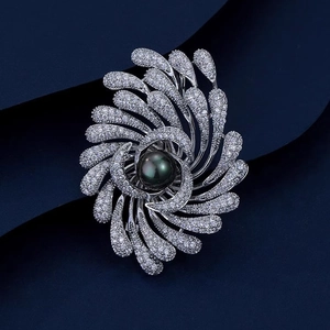 Broche feu d'artifice de luxe avec plumes argentées, zircons et perle noire centrale
