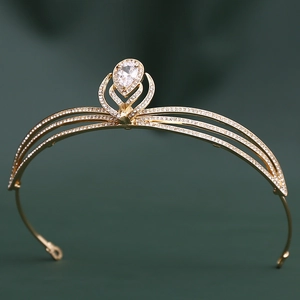 Couronne de mariée dorée élégante avec zircon AAA en goutte d'eau sur fond vert foncé