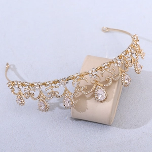 Couronne de mariée baroque dorée avec zircons étincelants et cristaux en forme de poire