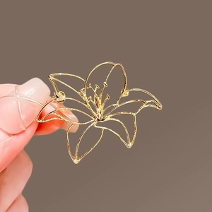 Elegant Alloy Hollow Lily Flower Brooch For Women Gold Color Floral Suit Lapel Pin Decorative Individual Fashion Jewelry Gift