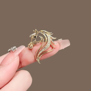 Broche tête de cheval ajourée élégante avec cristaux scintillants et dorure fine