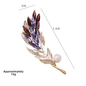 Vue détaillée de la broche épi en cristal avec gemmes mauves et une perle blanche