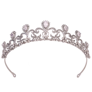 Diadème de mariée baroque élégant avec strass argentés et cristaux de goutte sur fond blanc