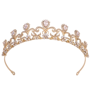 Détail de couronne baroque dorée avec motifs de vigne et strass blancs étincelants