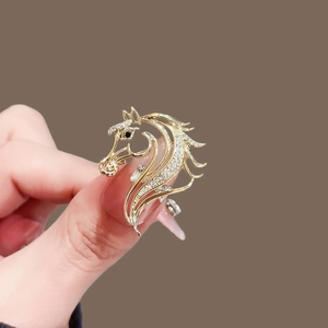 Broche tête de cheval dorée exquise avec zircons étincelants et détail d'oeil en pierre noire