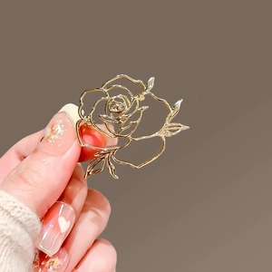 Elegante broche de flor de rosa hueca con delicadas capas metálicas para mujer