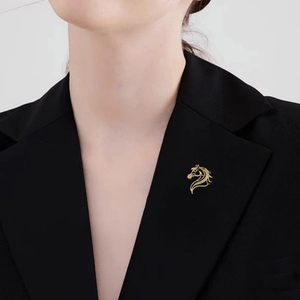 Élégante broche tête de cheval dorée avec incrustations de zircon pour revers de veste