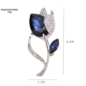 Détail d'une broche tulipe en cristal bleu indiquant les mesures 6,3 cm par 2,7 cm