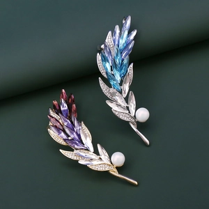 Vue détaillée de broches épis de blé en cristal avec perles élégantes et strass brillants