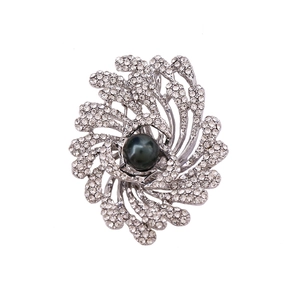 Broche feu d'artifice de luxe avec perle grise et cristaux pavés sur métal argenté