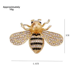 Detailansicht einer goldenen Bienenbrosche mit Champagnerperlen und Kristallen, 4,6x3cm