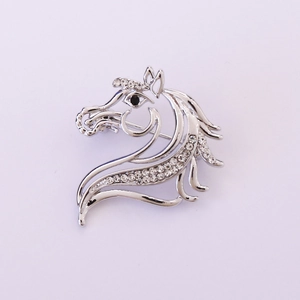Détail de la broche tête de cheval en argent avec cristaux blancs et petit œil noir