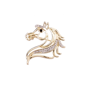 Broche tête de cheval dorée élégante avec strass brillants et détail d'œil noir perlé