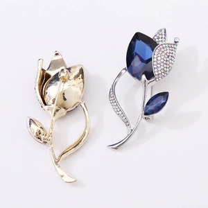 Élégante broche tulipe avec cristaux bleus et finition argentée sur fond blanc neutre
