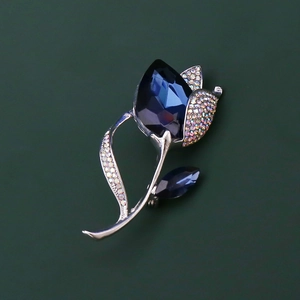 Vue détaillée de la broche tulipe en cristal avec gemmes bleu marine et strass brillants
