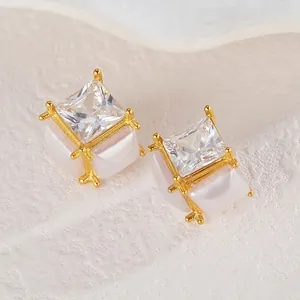 Minimalistische Ohrstecker mit quadratischem Zirkonia und weißer Perle in Goldoptik