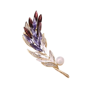 Broche épi de blé exquise avec cristaux violets et perle sur une base dorée