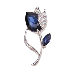 Broche tulpe argentée élégante avec cristal bleu profond et strass étincelants