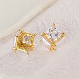 Elegante geometrische quadratische Zirkon-Ohrstecker mit weißen Perlen und Gold-Finish