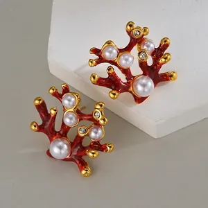 Élégantes boucles d'oreilles corail dorées avec émail rouge, perles et cristaux brillants