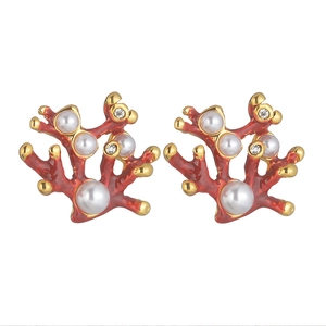 Boucles d'oreilles corail rouge avec perles et cristaux dans un style rétro doré chic
