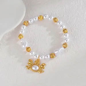 Vue détaillée du pendentif crabe incrusté de perles sur bracelet perle océan