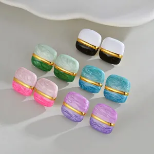 Lot de cinq boucles d'oreilles carrées géométriques avec texture marbre et accents dorés