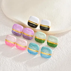Lot de cinq boucles d'oreilles carrées géométriques avec texture marbrée et lignes dorées