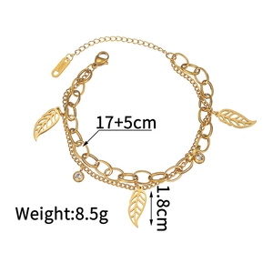 Détail d'un bracelet double couche en or 18KGP avec pendentifs feuilles et fermoir à gland