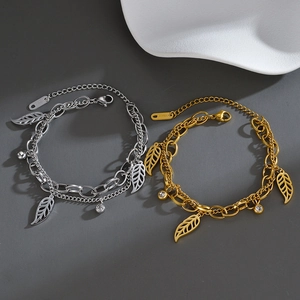 Bracelet double épaisseur en acier titane avec breloque feuille et zircone en or et argent