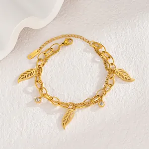 Gros plan du bracelet plaqué or 18KGP avec breloques en zircon et pendentifs de feuilles