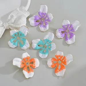 Elegante Ohrringe mit vergoldetem Rand, farbigem Emaille-Blumenmuster und funkelnden Steinen