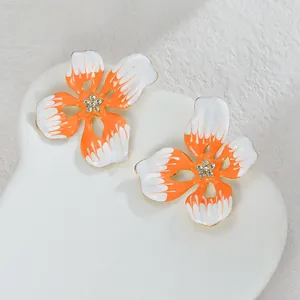 Detailansicht der Emaille-Blumenohrringe mit Zirkonia-Steinen und vergoldeten Kanten