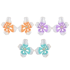 Drei Paar elegante Emaille-Blumenohrringe mit Strasssteinen in Blau, Lila und Orangefarben