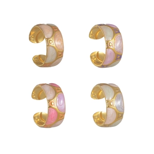 Vintage χρυσά ear cuffs με πολύχρωμο σμάλτο macaron και μποέμ λεπτομέρειες με χρυσές βούλες