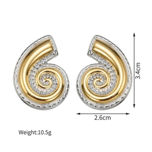 Vue détaillée des boucles d'oreilles conque bicolores montrant dimensions et poids 10,5g