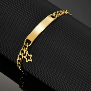 Dettaglio del bracciale a catena cubana in acciaio dorato con targhetta e stella