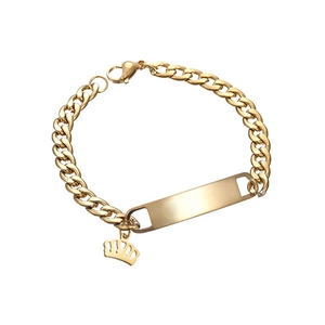 Dettaglio del bracciale a maglia barbazzale dorato con targhetta e ciondolo a corona