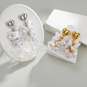 Boucles d'oreilles cœur en acier inoxydable avec longues perles blanches baroques