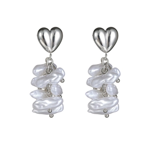 Boucles d'oreilles cœur en acier inoxydable avec élégantes grappes de perles baroques