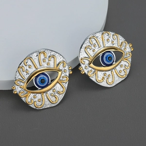 Boucles d'oreilles œil maléfique bohème avec texture martelée et détails dorés